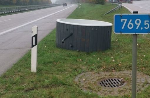 Ein Whirlpool hat auf der A7 bei Ellwangen für Verkehrsbehinderungen gesorgt. Foto: Polizei/Aalen