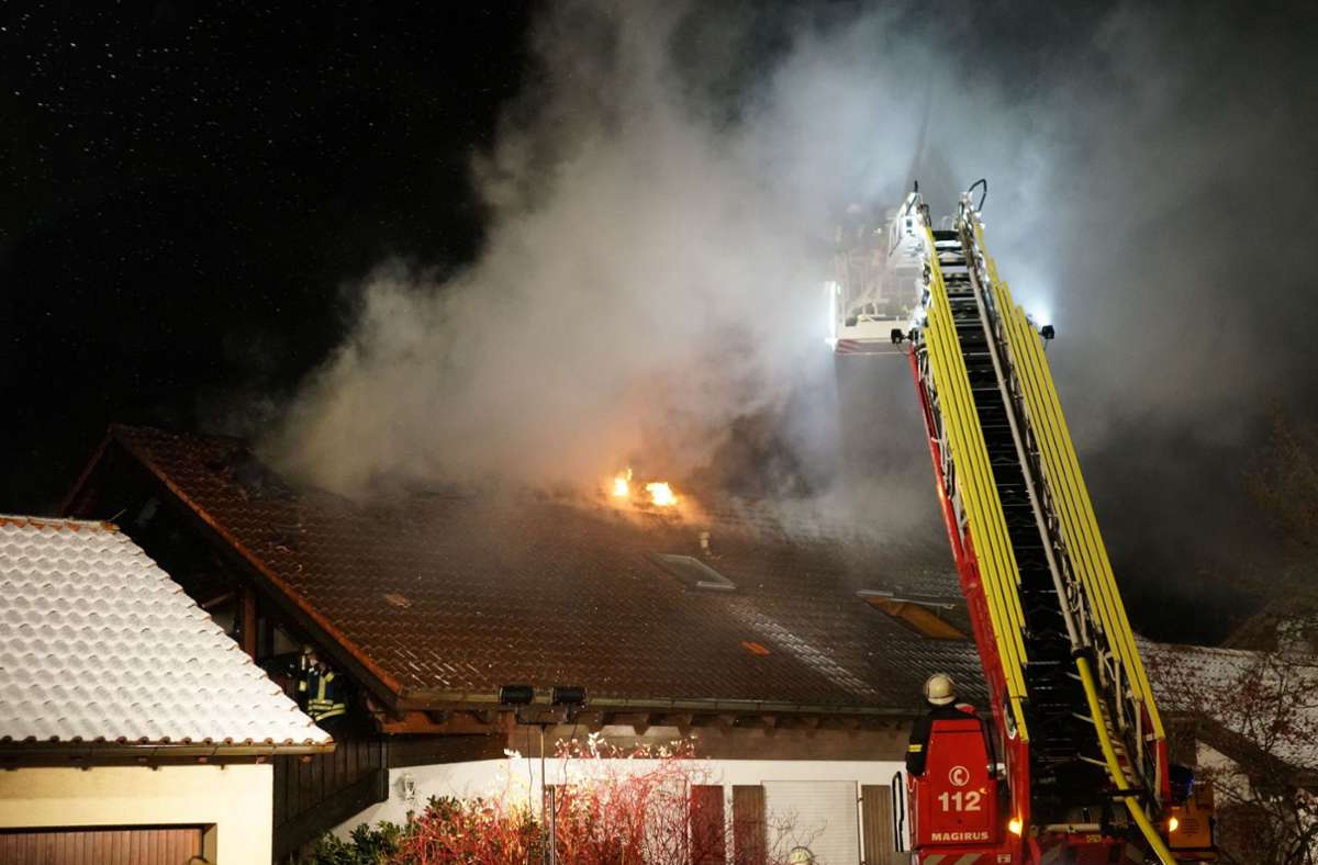 Als die Feuerwehr eintrag, schlugen bereits Flammen aus dem Dach. Foto: SDMG/Woelfl