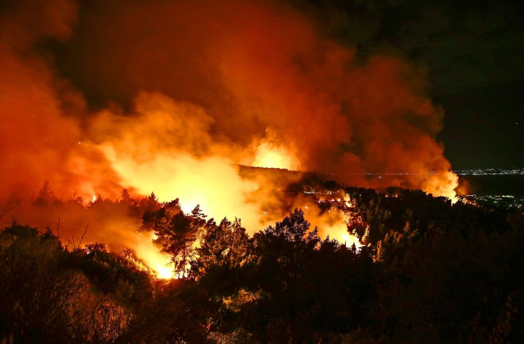 Die Flammenfront habe nach Schätzungen der Feuerwehr eine Länge von mehr als 15 Kilometer. Foto: AP