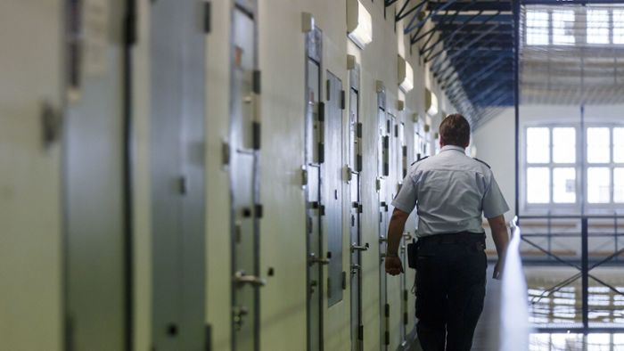 Häftlinge entkommen aus offenem Vollzug –  Ministerium wehrt sich