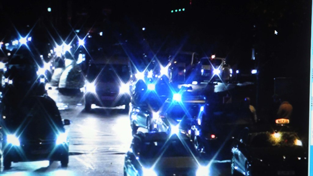 Blaulicht aus Stuttgart: Vermummte bremsen Verkehr auf der Theo aus