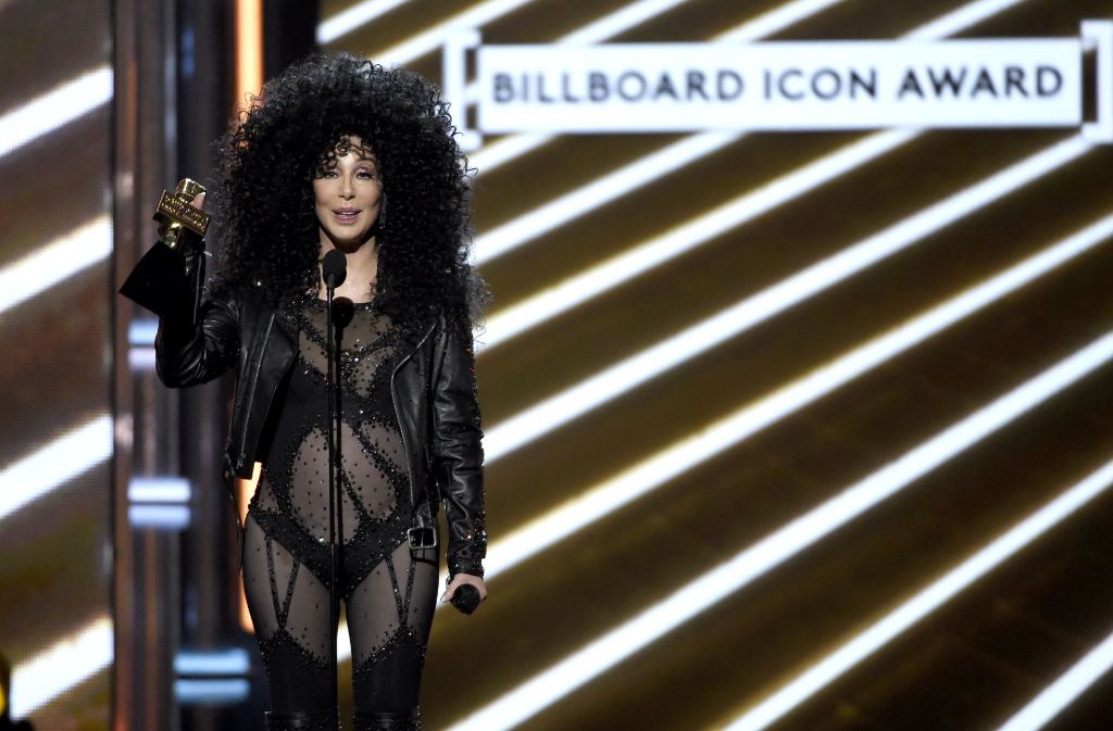 Mit 71 Jahren im Netzbody auf die Bühne? Das können nicht viele – Sängerin Cher schon.