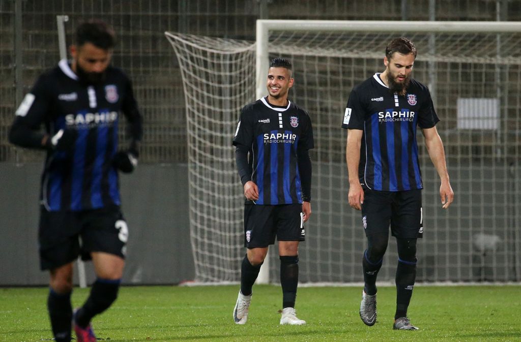 Ilias Soultani (Mitte), der künftig für die Blauen am Ball ist, freut sich nach seinem Tor im Spiel des FSV Frankfurt gegen den VfB II.