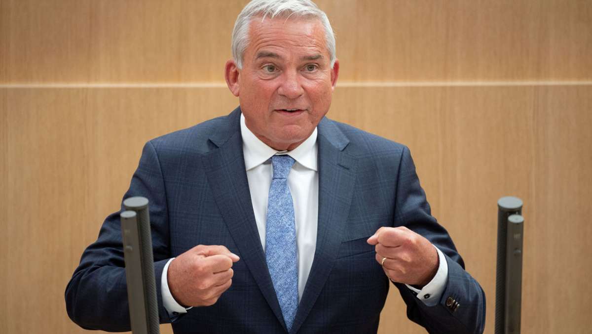  Nach den Krawallen in Stuttgart will Baden-Württembergs Innenminister Thomas Strobl künftig auch Gaffer bestrafen. Dafür plädierte der CDU-Mann am Freitag. 