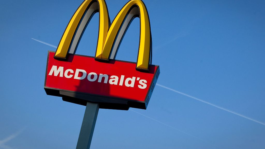  Immer mehr Menschen verzichten auf tierische Produkte. Jetzt greift auch die Fast-Food-Kette McDonald’s diese Entwicklung auf und will einen veganen Burger ins Sortiment bringen. 