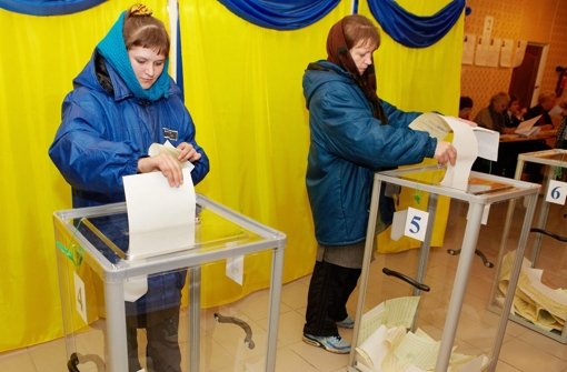 Wählerinnen in Charkow: Gläserne Urnen als Ausweis angeblicher Transparenz. Foto: EPA