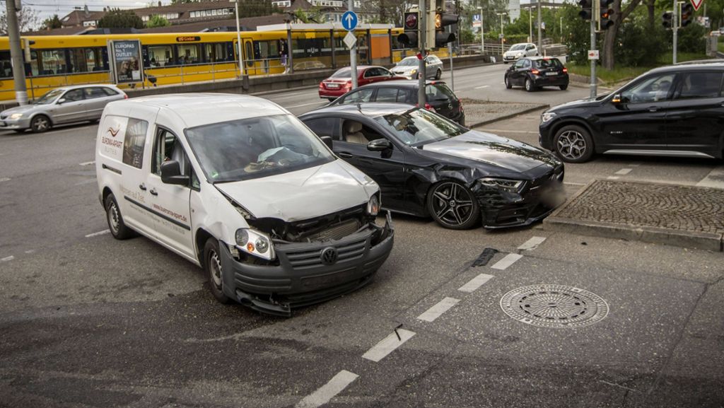 Unfall in Stuttgart: 22-jähriger Mercedes-Fahrer kracht in Gegenverkehr