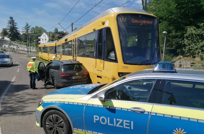 Unfall in Stuttgart: Hoher Schaden nach Kollision von Stadtbahn und Auto