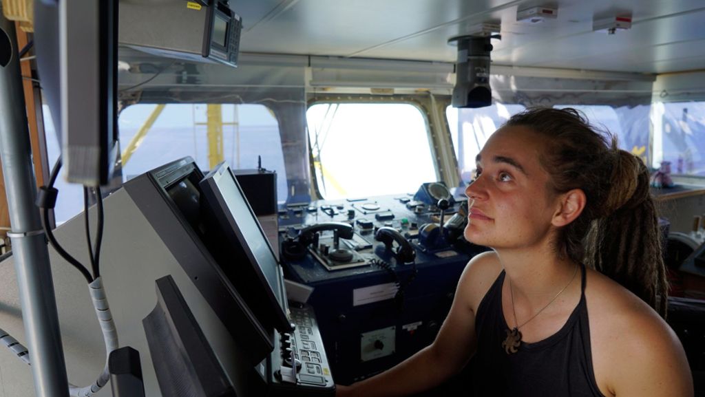  Das deutsche Flüchtlings-Rettungsschiff „Sea-Watch 3“ hat im Hafen der italienischen Mittelmeerinsel Lampedusa angelegt. Nach dem Festmachen wurde die deutsche Kapitänin festgenommen. 
