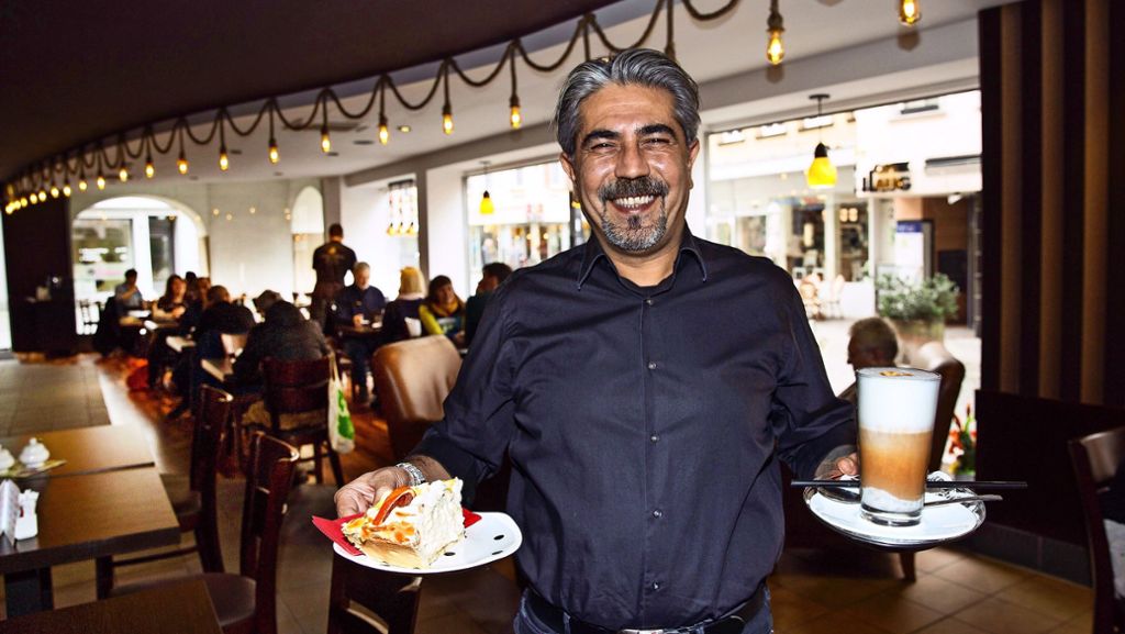  Nach dem Vorbild seines Stuttgarter Cafés Villa Berg hat Mehmet Ciftci nun auch in Esslingen ein Lokal eröffnet, das auf die Kaffeehaus-Tradition setzt. 