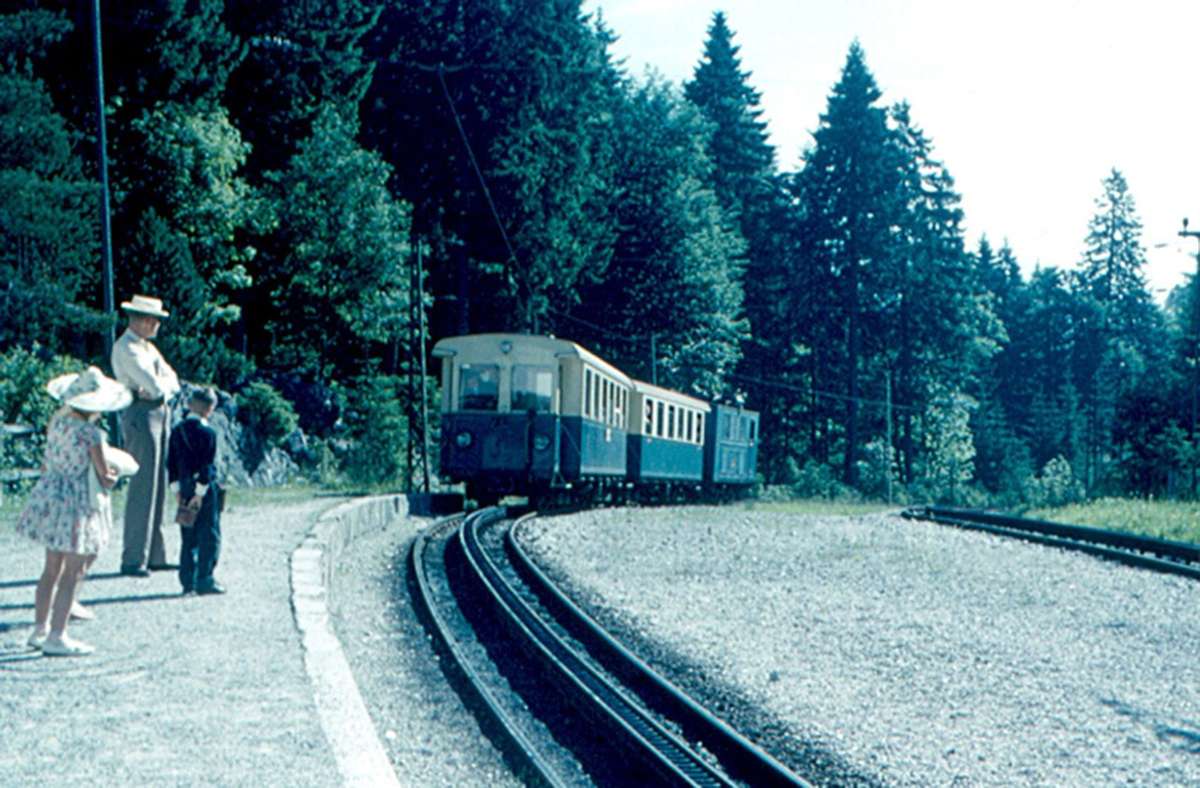 Deutschland: Die Bayerische Zugspitzbahn ist neben der Wendelsteinbahn, der Drachenfelsbahn und der Zahnradbahn Stuttgart eine von vier noch betriebenen Zahnradbahnen in Deutschland. Die meterspurige Strecke führt vom Garmisch-Partenkirchner Ortsteil Garmisch zur Zugspitze. Am 8. Juli 1930 ging das letzte Teilstück der Strecke in Betrieb. Das Bild zeigt einen Triebwagen im Jahre 1960 bei der Einfahrt in Eibsee Station.