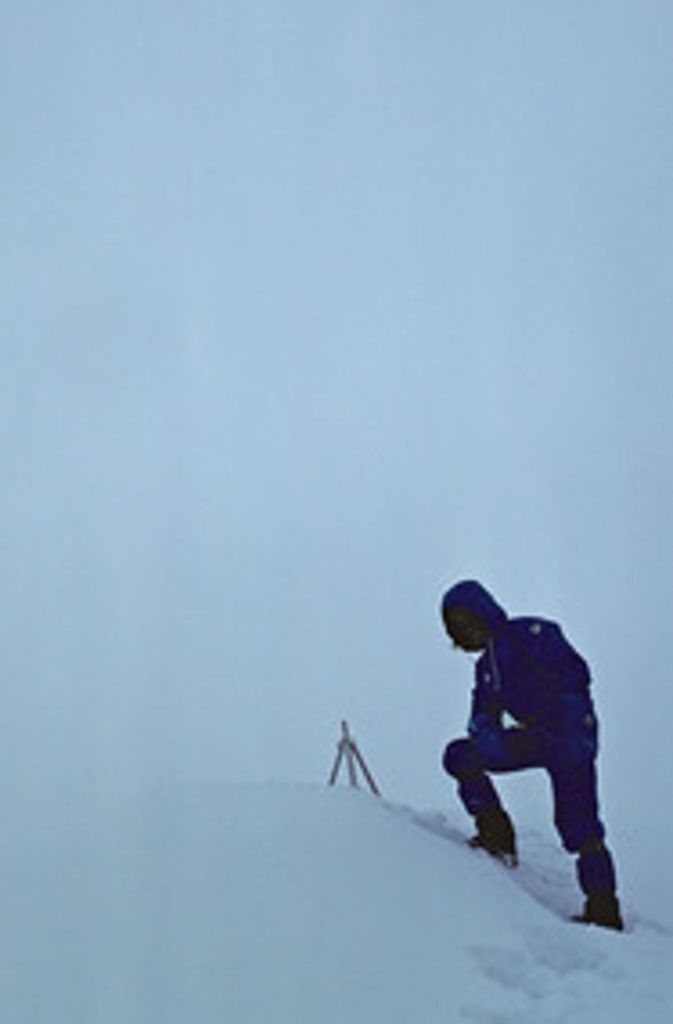 Messner kämpft sich am Everest durch den Neuschnee.dpa
