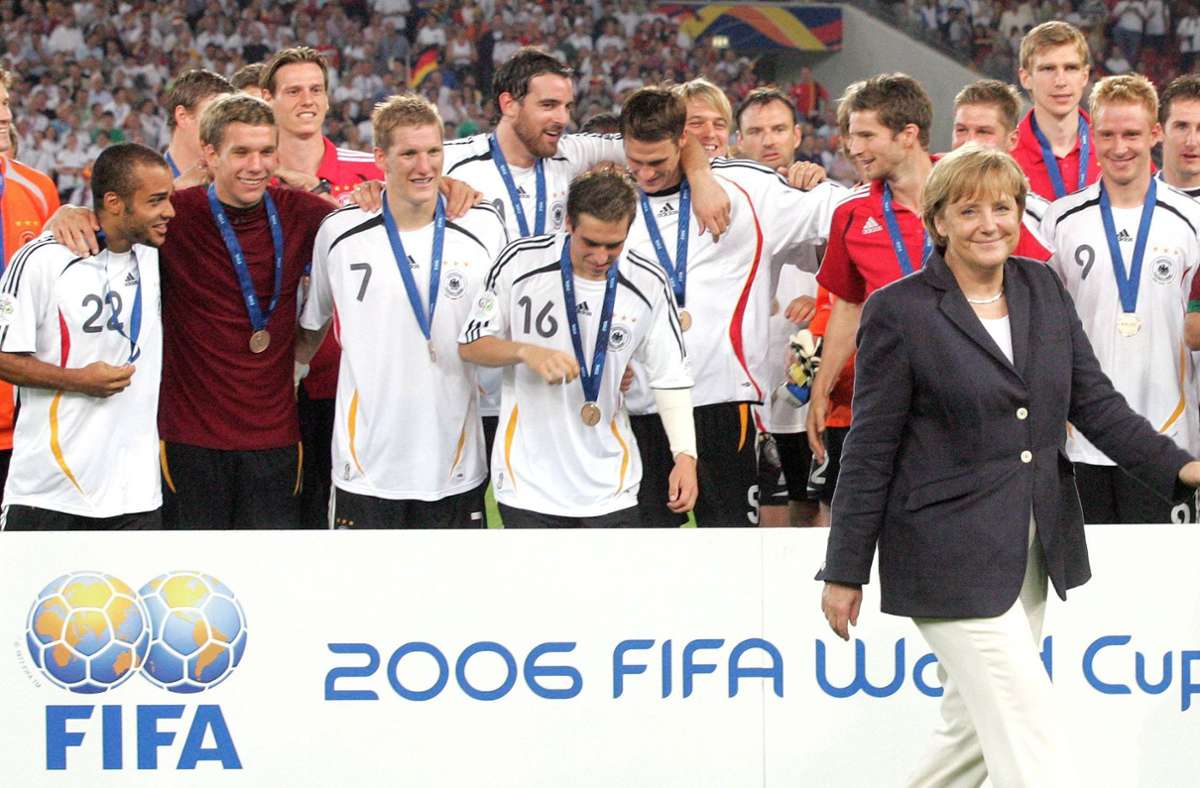 8. Juli 2006: Die Fußball-Weltmeisterschaft in Deutschland gilt als Sommermärchen: Für viele ist die Zeit ein Beweis dafür, dass auch die Menschen in Deutschland euphorisch feiern können. Auf den Tribünen der Stadien jubelt auch Angela Merkel immer wieder – für ihre Verhältnisse – ausgelassen. Das Finale der WM in Deutschland gewinnt dann zwar Italien. Doch die deutsche Fußball-Nationalmannschaft gilt vielen als „Sieger der Herzen“. Sie gewinnt mit 3:1 gegen Portugal immerhin das Spiel um Platz 3. Bei der Siegerehrung überreicht Angela Merkel den deutschen Fußballern die Medaillen. Deutschland habe das Motto der WM „Die Welt zu Gast bei Freunden“ mit Leben erfüllt.