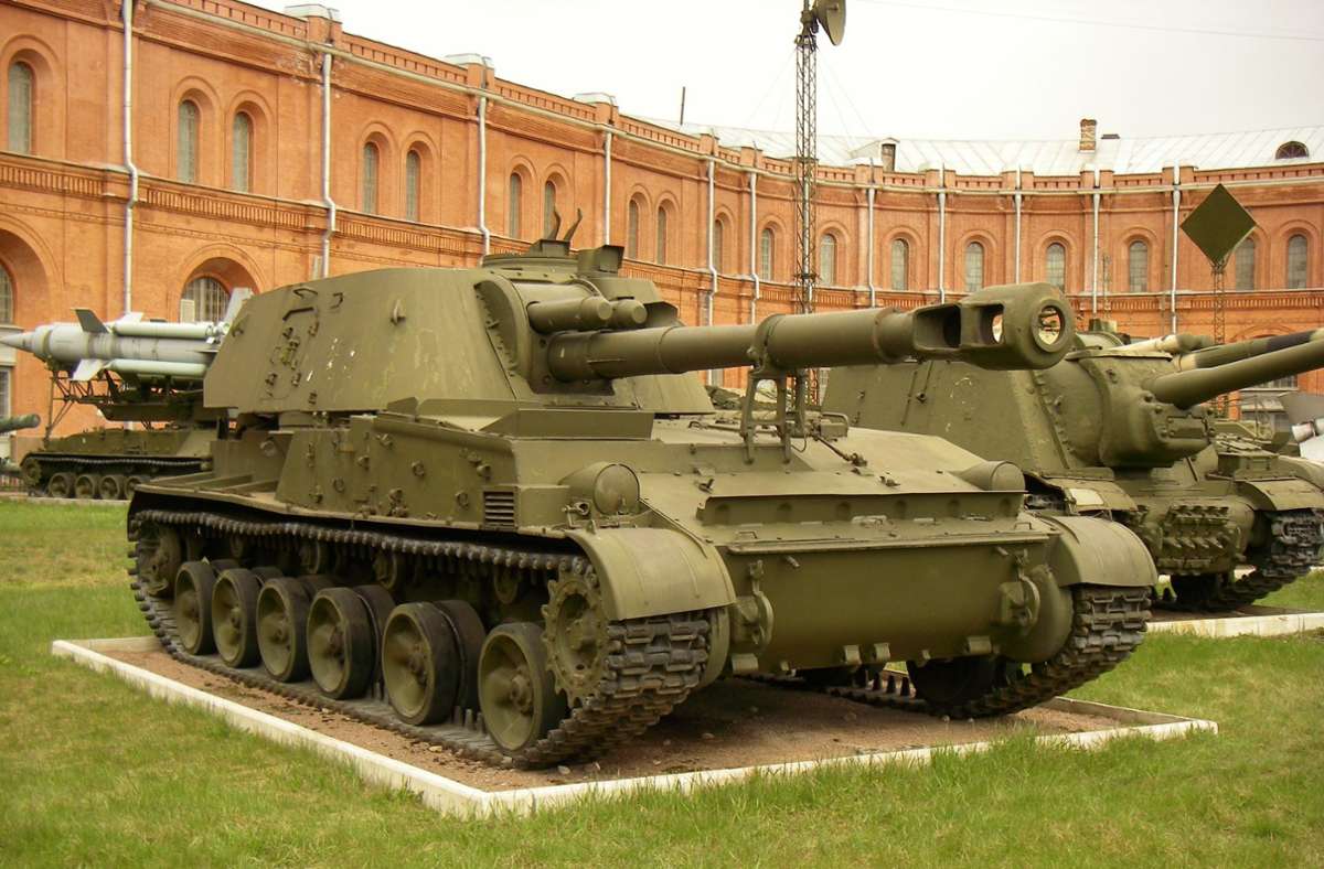 Ukraine: Die Selbstfahrlafette 2S3 wurde Ende der 1960er-Jahre in der Sowjetunion entwickelt und ging 1971 in Serie. In den Armeen der WVO erhielt sie die Bezeichnungen 2S3 und Akazija (Akazie). Sie ist bei den ukrainischen Streitkräften im Einsatz.