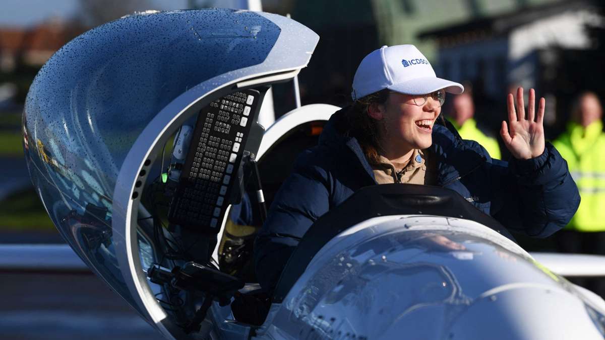  Die junge Pilotin Zara Rutherford hat ihre Weltumrundung nach 156 Tagen abgeschlossen. Nach Angaben von Guinness World Records wird nun geprüft, ob Rutherfords Rekordversuche erfolgreich waren. 