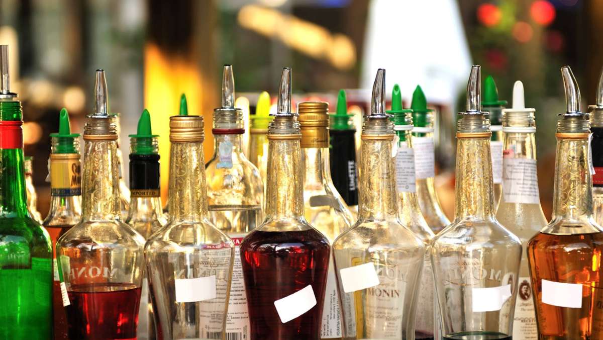  Unbekannte brechen in ein Lokal in Botnang ein und lassen neben Bargeld auch hochwertige alkoholische Getränke mitgehen. Die Polizei sucht Zeugen. 