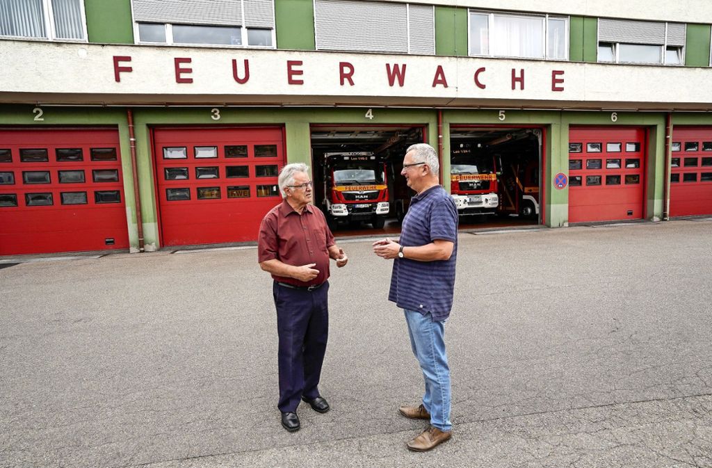 Sichtbarer Ort des Ehrenamtes: Dieter Maurmaier (li.) und Thomas Slotwinski beim Sommergespräch in der Feuerwache. Foto: factum