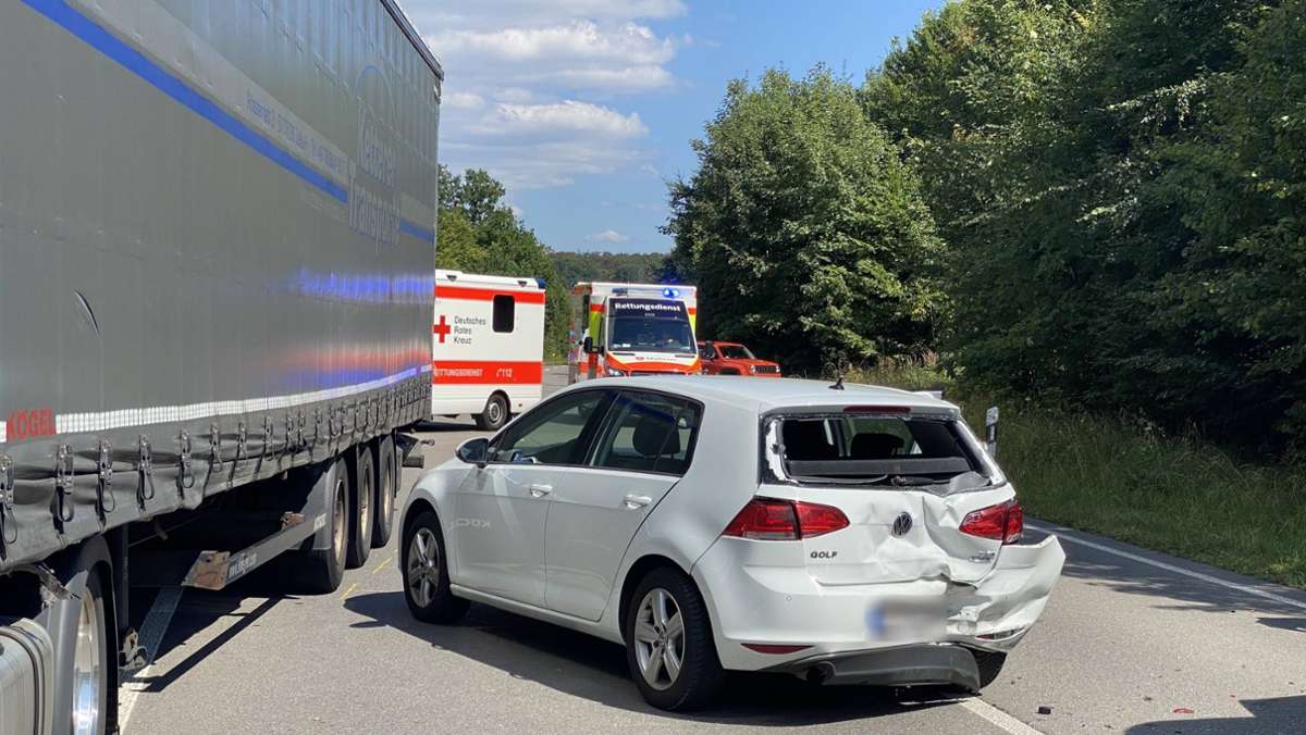 Verkehrsunfall bei Büsnau: Magstadter Straße nach Unfall für zwei Stunden gesperrt