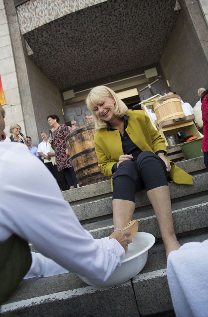 Karin Maag (CDU) bekommt nach getaner Arbeit die Füße geputzt ...