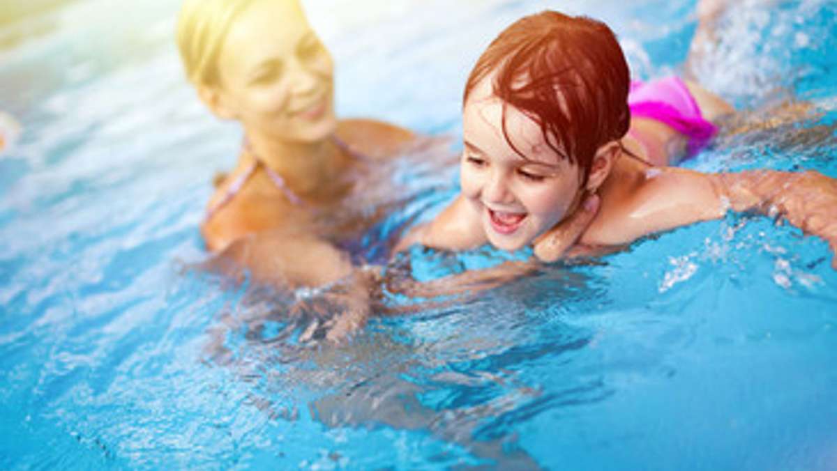 Flügel, Poolnudel, Schwimmgürtel: Welche Schwimmhilfen nützen  Kindern wirklich?