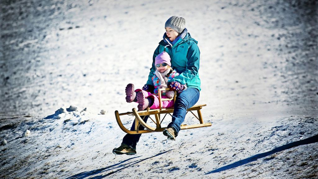Winterspaß im Kreis Esslingen: Beim Rodeln heben nicht nur Olympiasieger ab