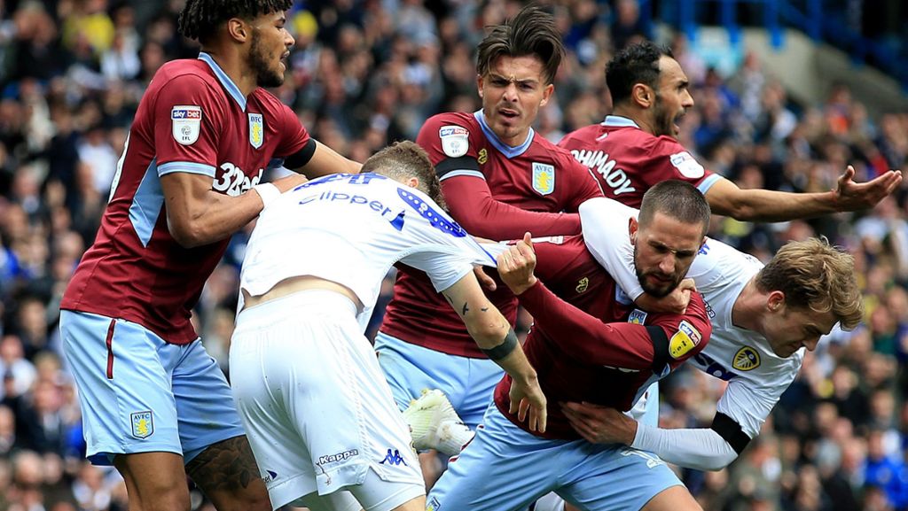  Das dürfte zu den ungewöhnlichsten Szenen der vergangenen Jahre gehören: Nach einem umstrittenen Tor, tumultartigen Szenen und einer gegnerischen Roten Karte ordnet Marcelo Bielsa, Trainer von Leeds United, seine Mannschaft an, Aston Villa ein Tor schießen zu lassen. 