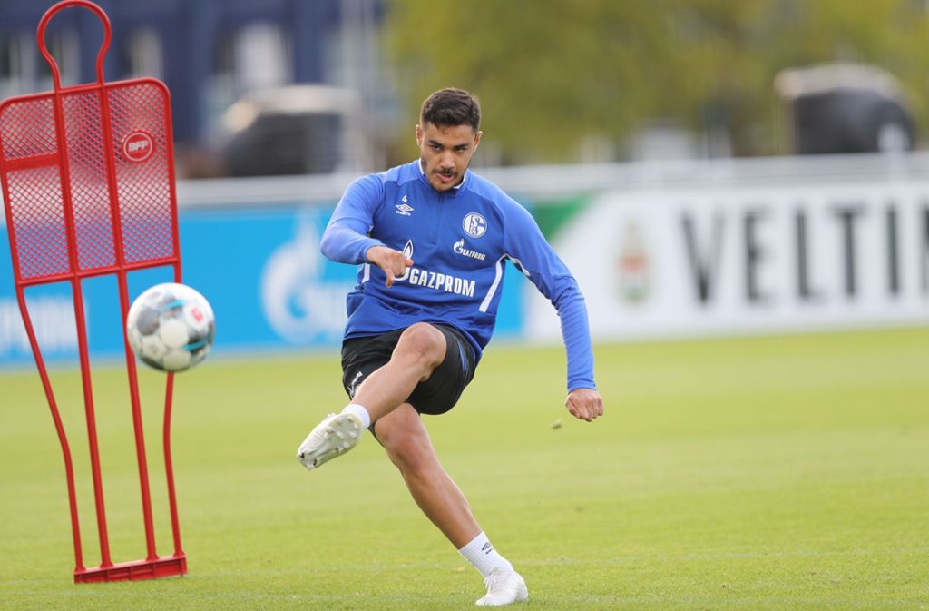 Ozan Kabak wechselte nach nur einer Saison beim VfB Stuttgart zu Schalke 04. Doch im Training verletzte sich der 19-Jährige schwer am Fuß, verpasste Pokal und den Liga-Auftakt gegen Borussia Mönchengladbach. Wie lange seine Verletzung noch andauert, ist noch unklar. Dabei sollte er eigentlich die Schalker Innenverteidigung stabilisieren.