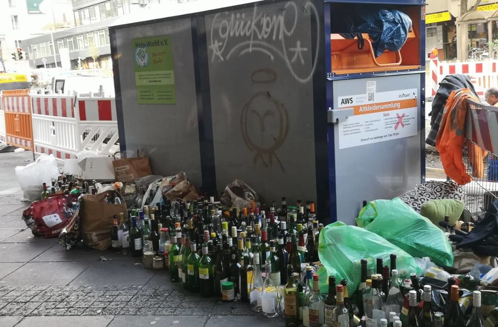 Am Ausgang der S-Bahn-Haltestelle Schwabstraße ließen die Leute neben dem Altkleidercontainer ihre Glasflaschen stehen – der Altglascontainer wurde wegen den Bauarbeiten abmontiert.