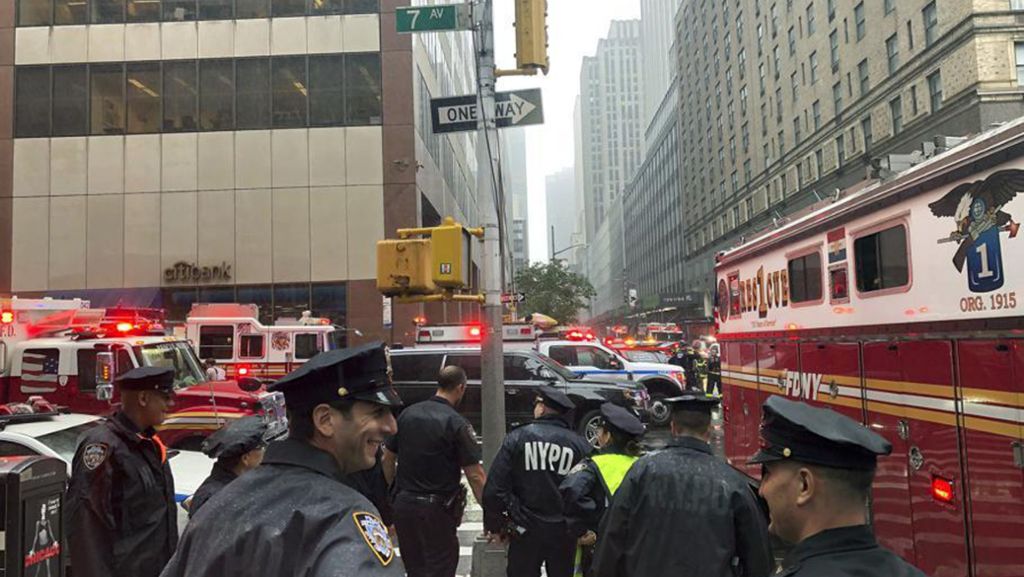 New York: Helikopter stürzt in Manhattan in Gebäude