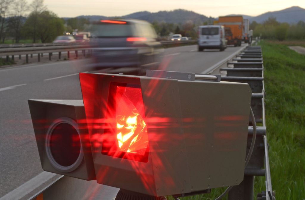 Eine Geschwindigkeitsmessanlage der Polizei blitzt am 16.04.2015 an der B3 bei Gundelfingen (Baden-Württemberg).