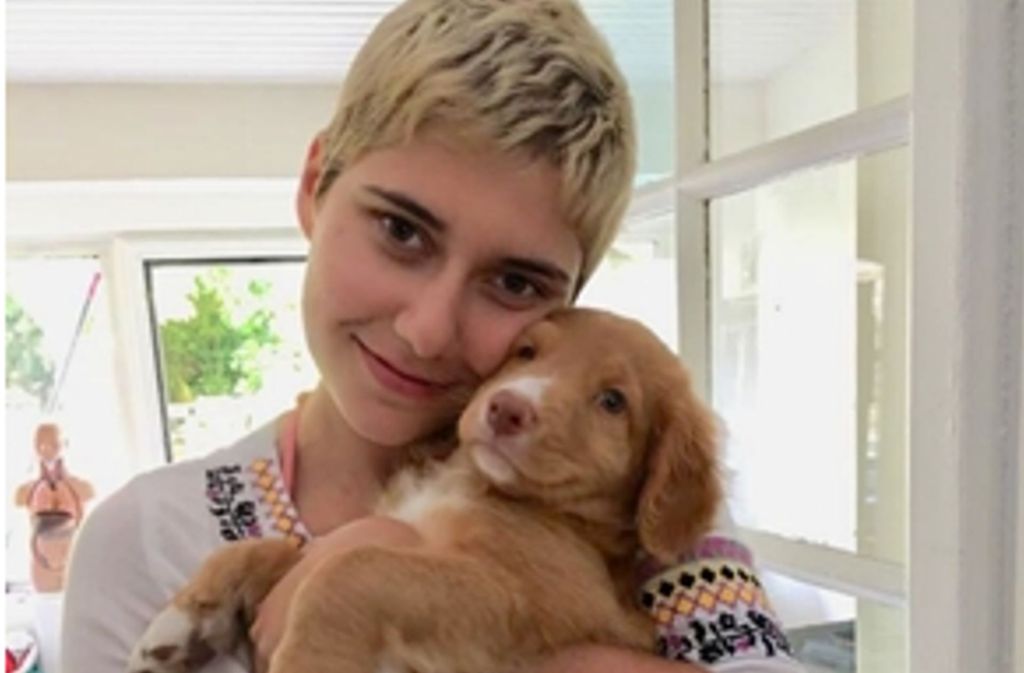 Flore und ihr Hund: die 17-Jährige hat akute myeloische Leukämie Foto: privat