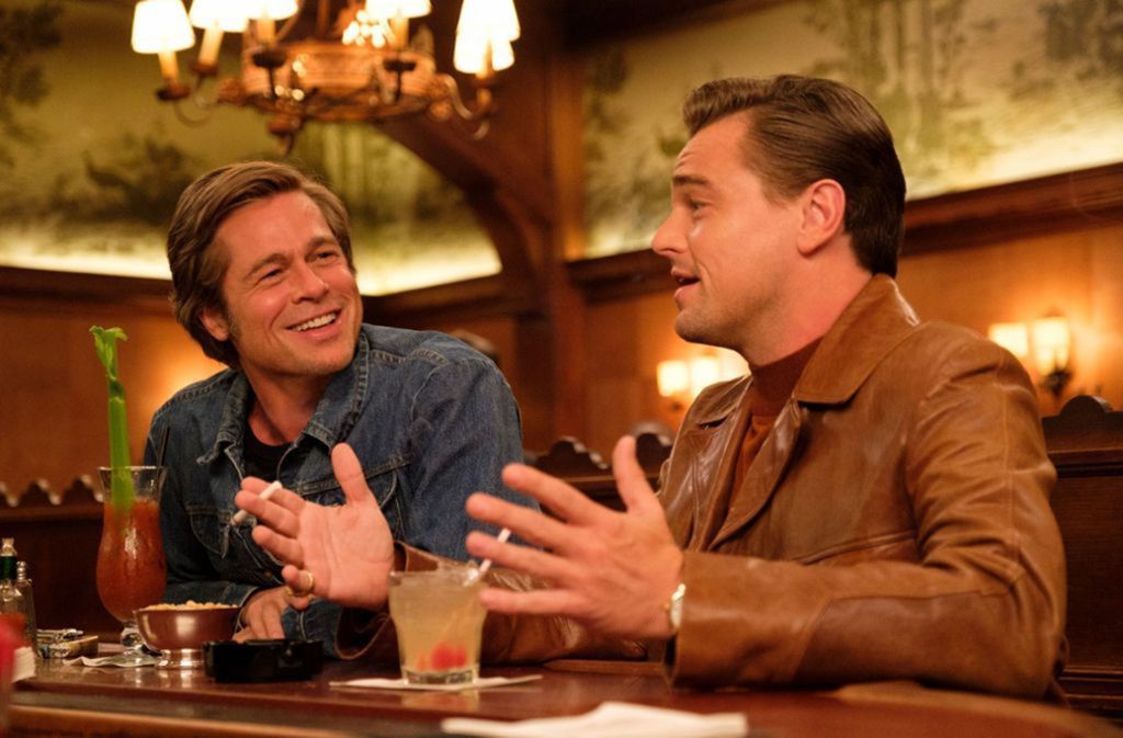 Bester Film, bester Nebendarsteller, bestes Drehbuch, bestes Szenenbild: Leonardo DiCaprio (re.) und Brad Pitt spielen in „Once upon a Time in Hollywood“ zwei in die Jahre gekommene Bewohner der Traumfabrik in einem Film über den Umbruch in den späten 60er Jahre und das Ende der Hippie-Unschuld.