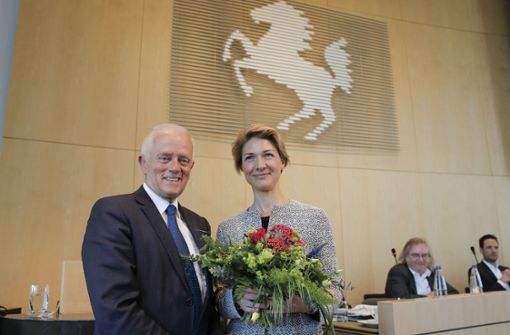 Alexandra Sußmann wird von OB Fritz Kuhn beglückwünscht. Foto: Leif Piechowski