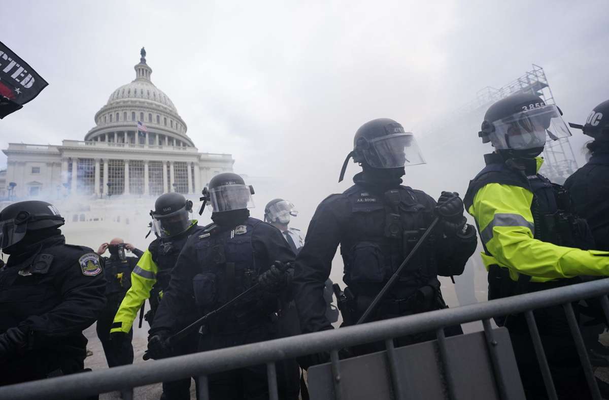 Die Demonstranten stürmten zunächst auf das Gelände des Kapitols in Washington, wo zu diesem Zeitpunkt die Kongresssitzung zur formellen Bestätigung des Ergebnisses der US-Präsidentschaftswahl stattfand.
