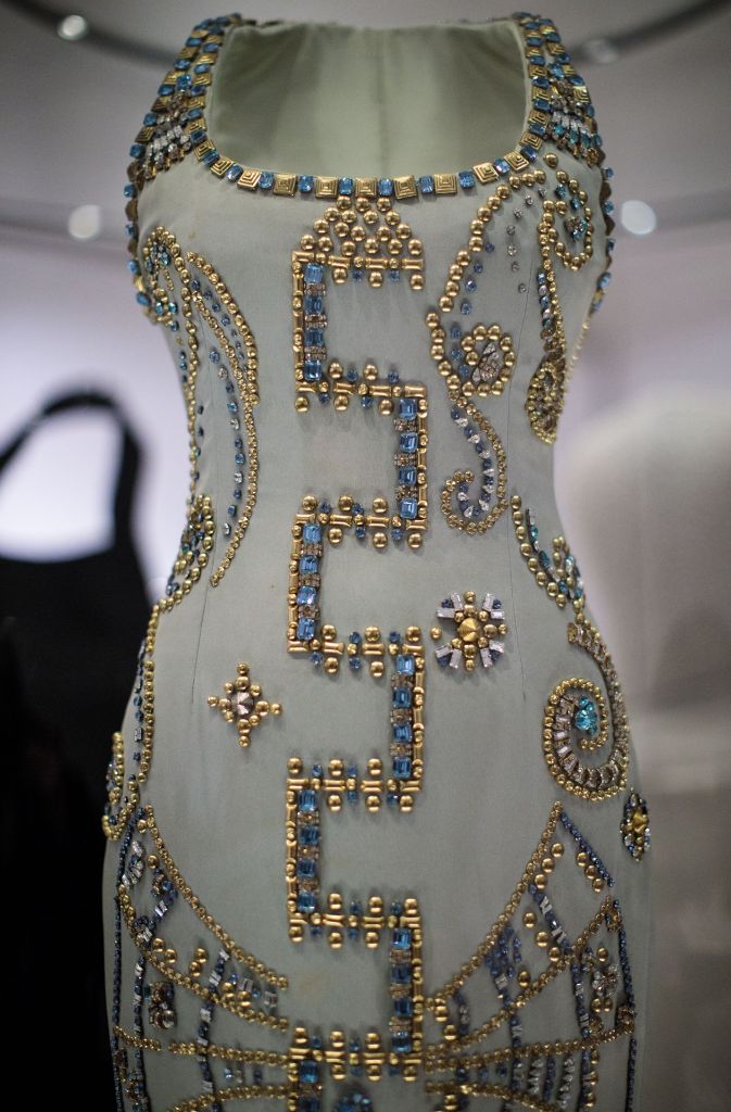 Ebenso zu sehen in London: Ein Kleid aus dem Hause Versace.