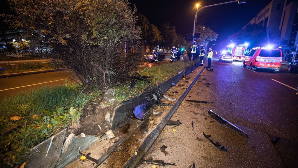 Unfall in Stuttgart-Süd: Alkoholisierter 18-Jähriger verliert Kontrolle über VW Golf – Auto überschlägt sich
