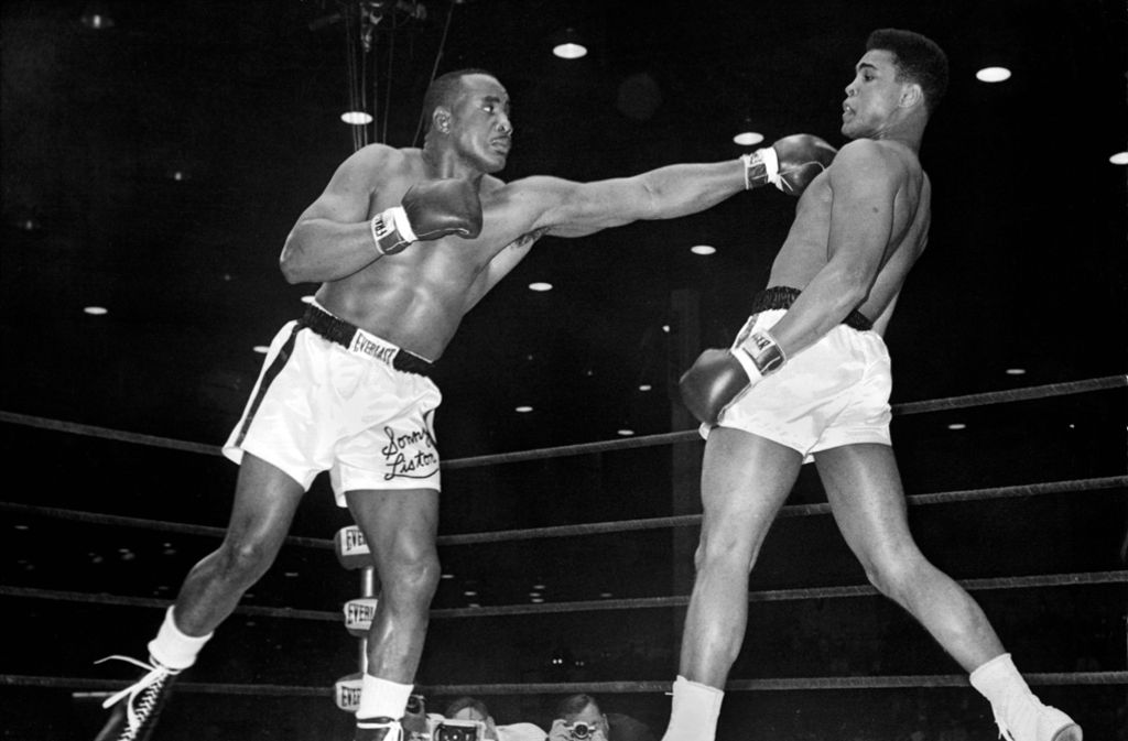 Die große Klappe konnte er sich leisten. Ali entthronte 1964 den als unbesiegbar geltenden Weltmeister Sonny Liston. „Ich habe die Welt durchgeschüttelt“, tönte er danach.