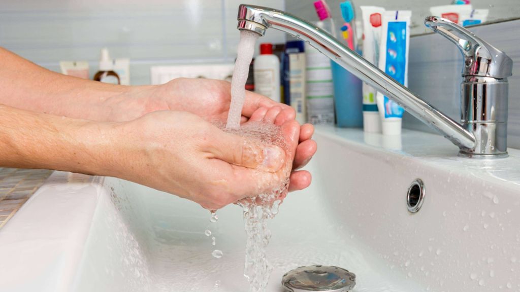 Waschbeckenstöpsel reinigen: Anleitung in 3 Schritten
