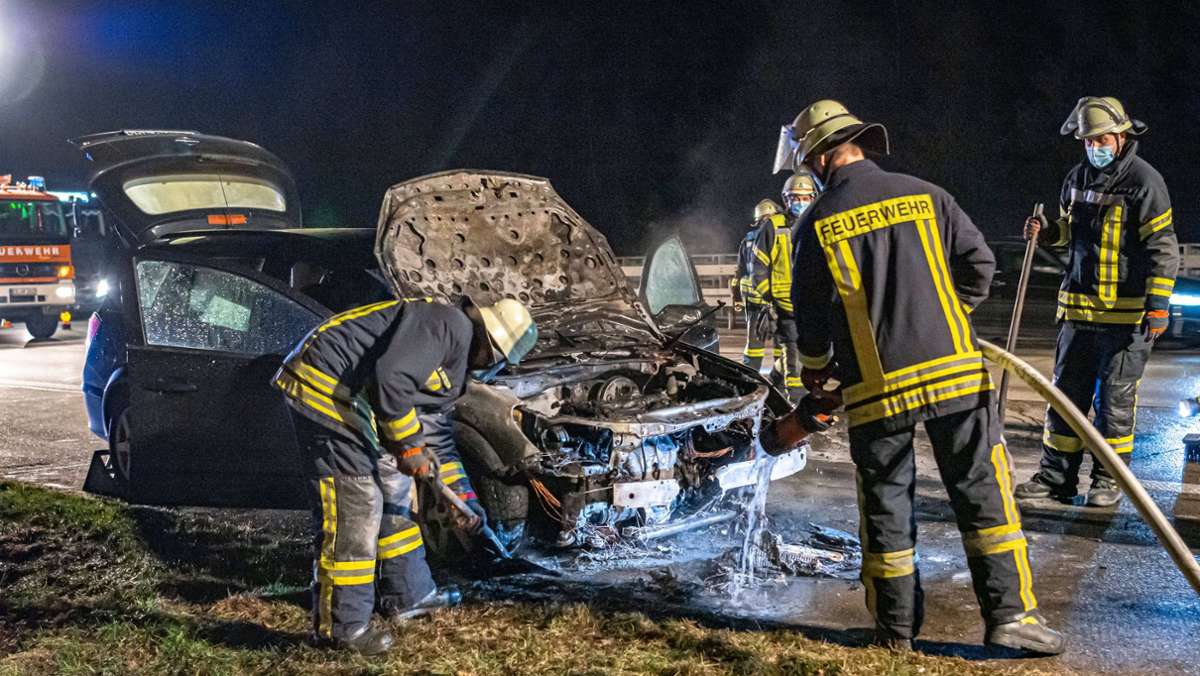 Feuerwehreinsatz auf A8 bei Aichelberg: Auto geht auf der Autobahn in Flammen auf
