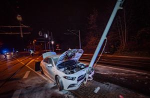 Mercedes-AMG kracht in Ampelmast – immenser Schaden