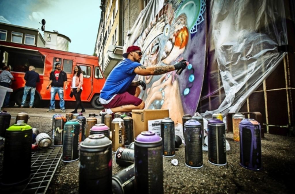 So geht Graffiti: Scotty 76 bei der Arbeit Foto: Achim Zweygarth