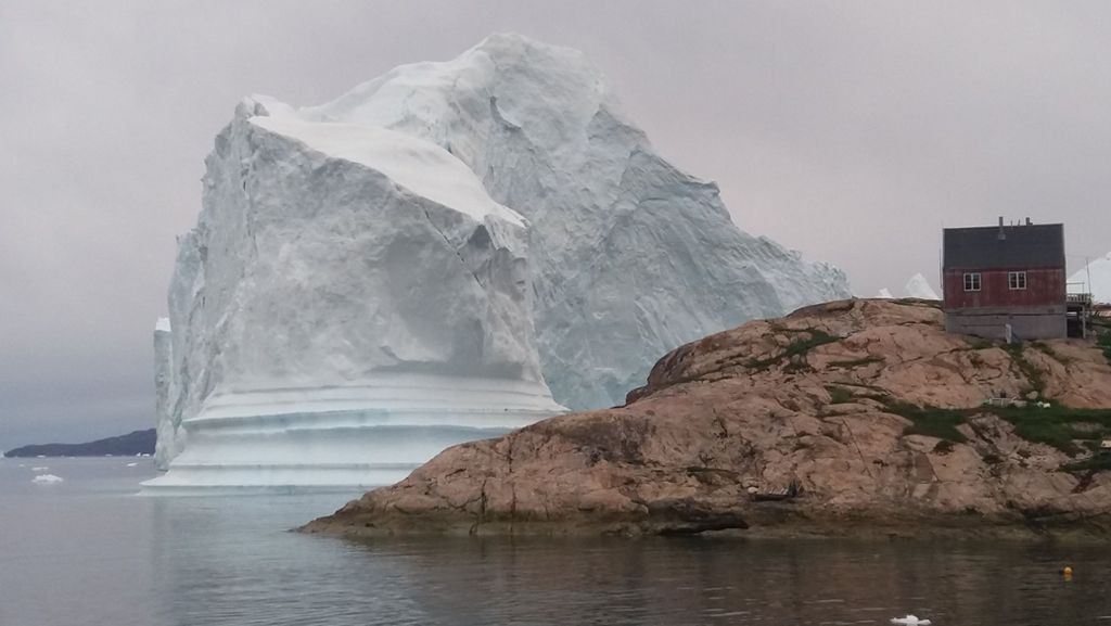 Flutwelle befürchtet: Riesen-Eisberg bedroht Dorf in Grönland