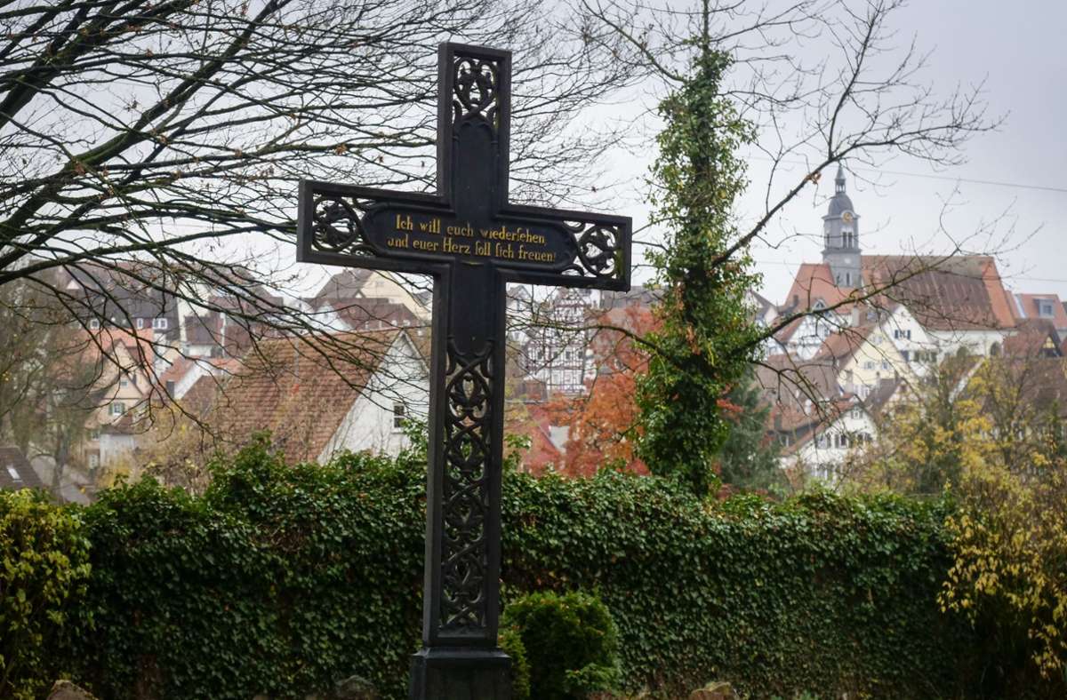 Friedhof der Marbacher Alexanderkirche: „Ich will euch wiedersehen, und euer Herz soll sich freuen“ – die Inschrift auf dem Kreuz zeugt von der christlichen Hoffnung, dass der Tod nicht das Ende allen Lebens bedeutet.