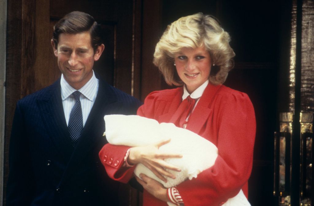 Prinzessin Diana hält ihren zweitgeborenen Sohn, Prinz Harry, am 16. September 1984 im Arm als sie gemeinsam mit Prinz Charles das Krankenhaus verlässt.