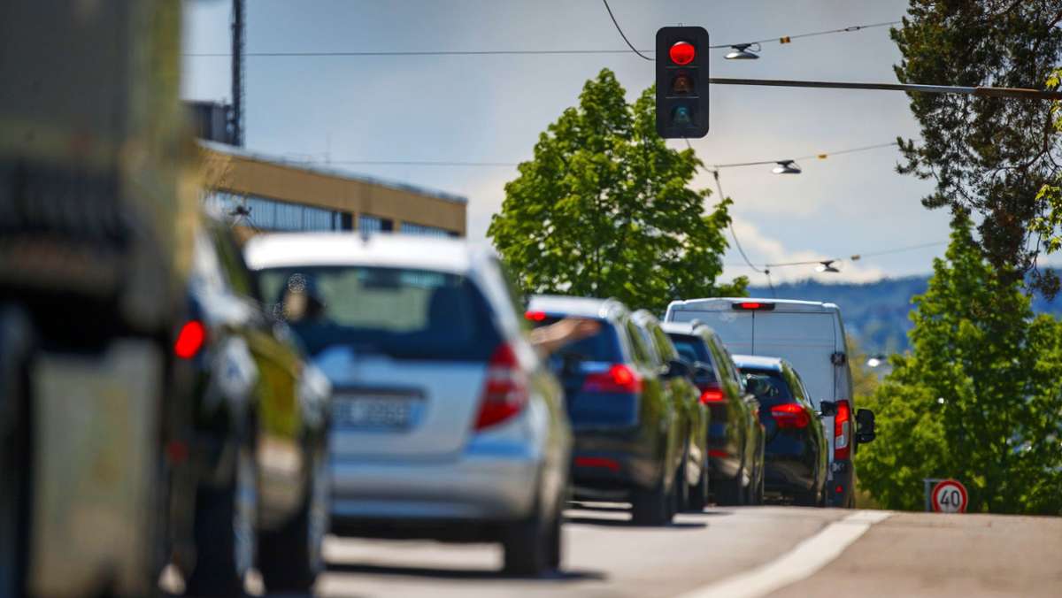  Die Pförtnerampel an der Beskidenstraße soll künftig noch weniger Autos durchlassen. Die Stadt Fellbach sieht die Trasse des Radschnellwegs in Gefahr, wartet aber bisher vergeblich auf einen Gesprächstermin. 