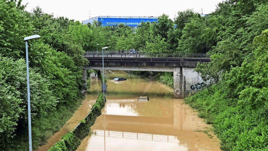 Land unter in Kirchheim/Teck: Autos versinken in Fluten – Mann wird gerettet