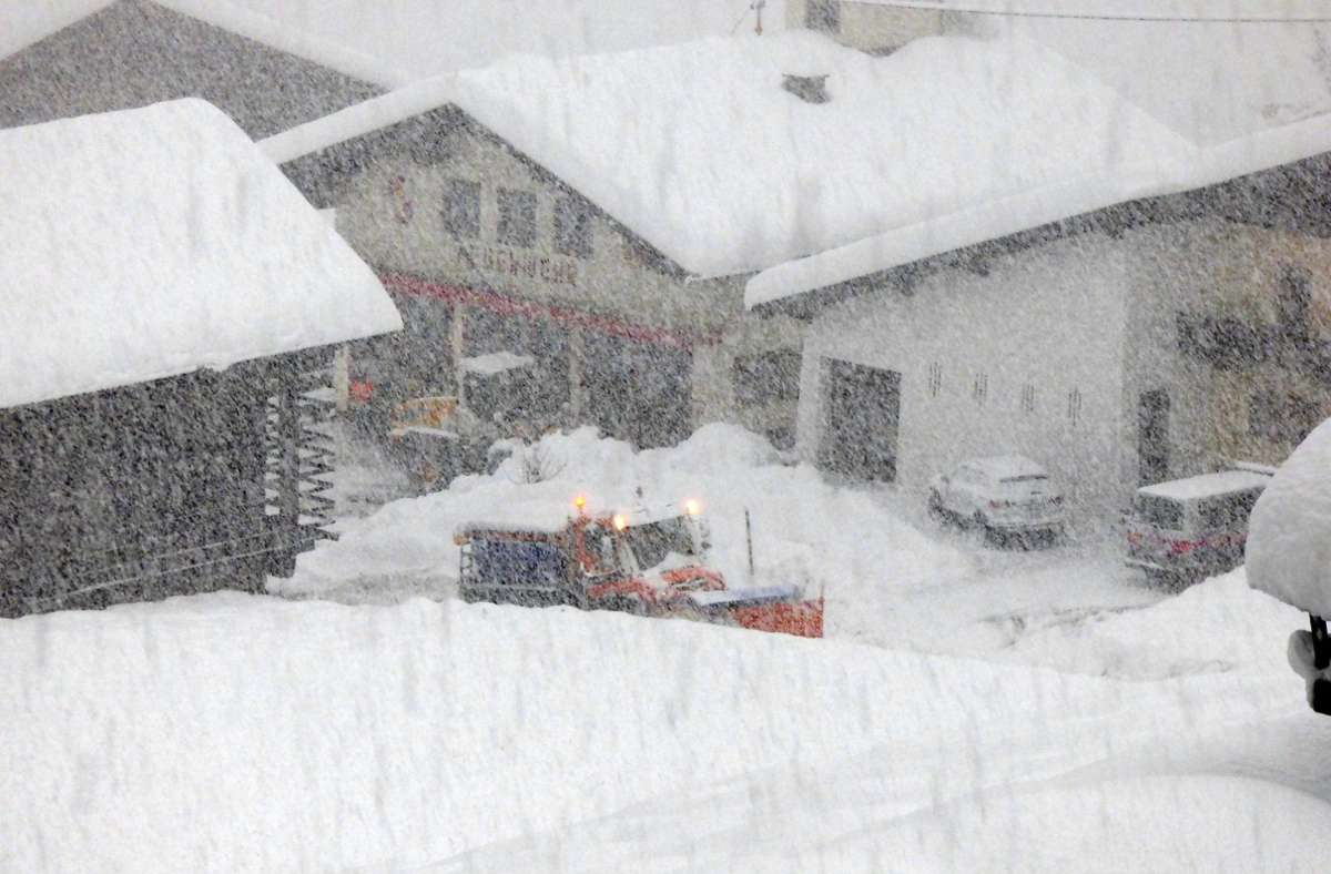 Große Neuschneemengen haben in Teilen der Alpen zu erheblichen Verkehrsproblemen und höchster Lawinengefahr geführt. Foto: dpa/Josef Salcher