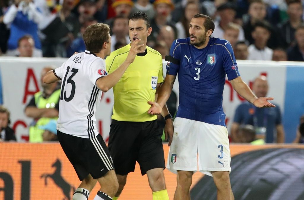 Thomas Müller diskutiert mit Giorgio Chiellini nach einem Foul. Foto: Getty Images