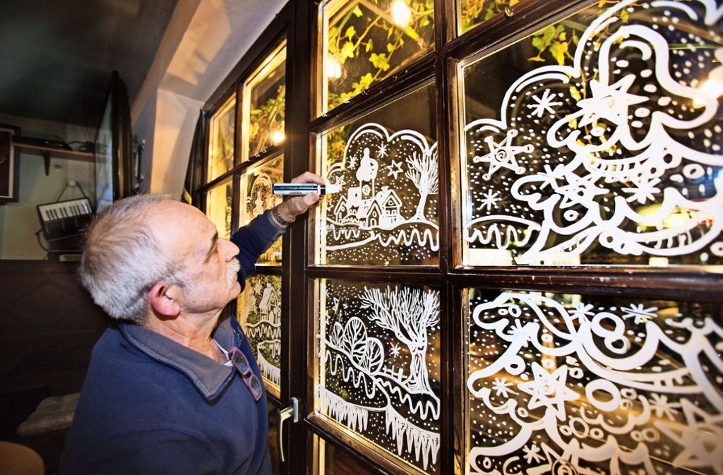 Günter Küfer bemalt die Fenster  der Geislinger Kneipe „Spitze“. Im „Café Maxime“ und im Kuchener Seniorenheim war er schon tätig.. Foto: Horst Rudel