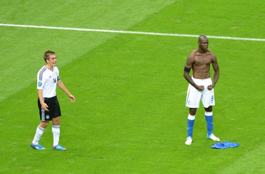 Bei Halbfinale der EM 2012 trifft Mario Balotelli zwei Mal ins Herz der deutschen Nationalmannschaft und feiert sein erstes Tor auf außergewöhnliche Art und Weise.